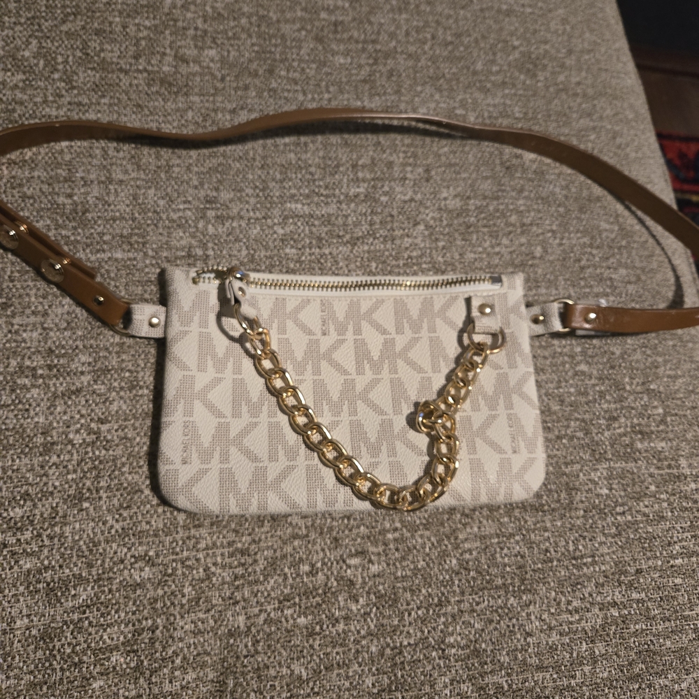 Michael Kors Cream MBag with Gold Chain - Picture 4 of 13